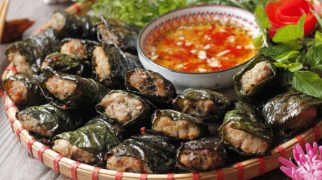 Gói chả đừng chỉ dùng lá lốt, cuốn bằng loại lá này, hấp dẫn hơn hẳn lại tốt cho xương khớp