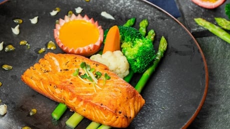 Cách làm cá hồi sốt chanh leo ngon cực phẩm