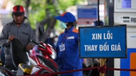 Vì sao điều chỉnh giá xăng dầu lại diễn ra vào nửa đêm?