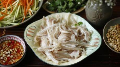 Mẹo luộc tai heo trắng giòn, không hôi