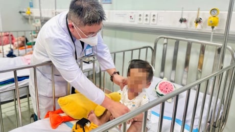 Sức khỏe của bé trai 2 tuổi bị mẹ ruột và nhân tình bạo hành đến nguy kịch