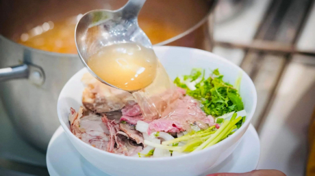 Khi ăn phở, đừng uống cạn nước dùng: Tiến sĩ cảnh báo tác hại nhiều người bỏ qua