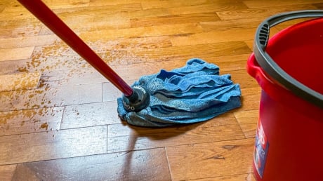 Mẹo lau nhà không bị tanh, cả tuần không bám bụi