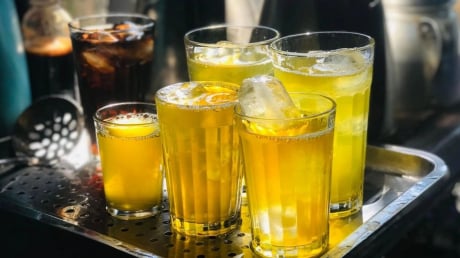 5 nhóm người không nên uống trà đá