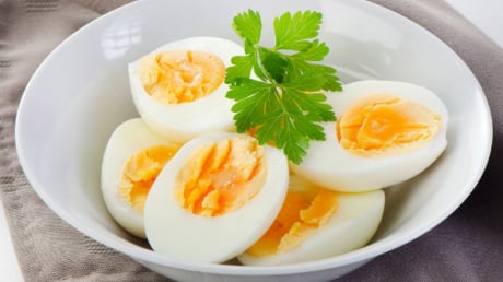 Luộc trứng bao nhiêu phút là ngon nhất? Mẹo đơn giản giúp bóc vỏ dễ dàng