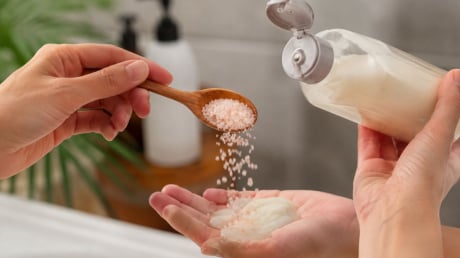 Vì sao nên cho thêm vài hạt muối vào dầu gội khi gội đầu? Nhiều người áp dụng vì 4 lợi ích này