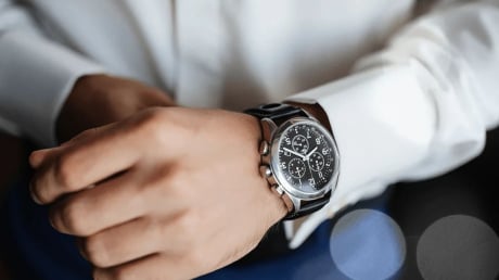 Đeo đồng hồ tay trái hay tay phải thu hút nhiều may mắn hơn?