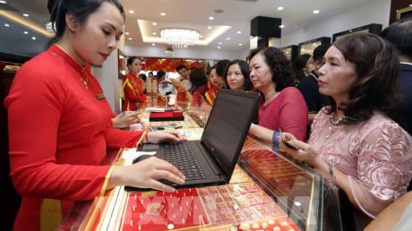 Giá vàng hôm nay 4/6 tiếp tục lao dốc: Người mua nên 'bắt đáy' hay chờ thêm?