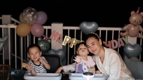 Phương Oanh hoa mắt chóng mặt khi hai con bước vào khủng hoảng tuổi lên 2