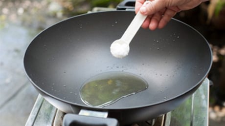 Vì sao khi chiên rán người ta thường thả vài hạt muối vào chảo dầu?