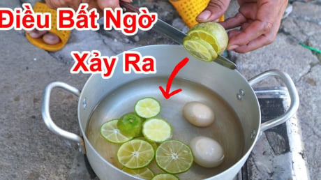 Tại sao nên cho vài lát chanh tươi vào nồi luộc trứng?