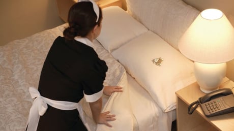 Khách sạn thường nhét chặt chăn ga vào đệm, vì sao?