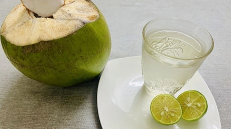 Cách uống nước dừa kết hợp với chanh giúp thải độc gan, không xót ruột