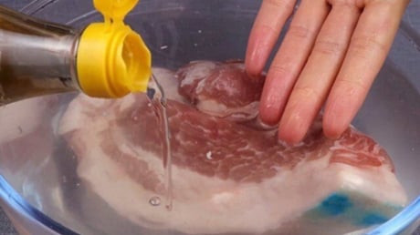 Cho vài giọt này vào, dù thịt đông cứng cỡ nào cũng rã đông trong vài phút