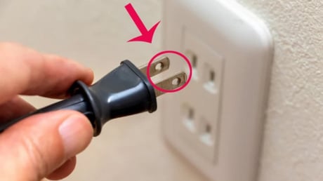 Tại sao phích cắm điện dẹt lại có 2 lỗ tròn?