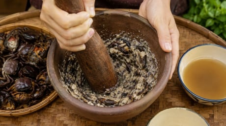 Vì sao nấu canh cua giã tay thường ngon hơn cua xay máy? Mách mẹo để xay cua bằng máy vẫn ngon