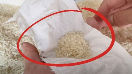 Tại sao người sành sỏi thường cầm theo một tờ giấy ăn khi đi mua gạo?