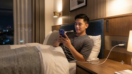Vì sao ổ cắm điện trong khách sạn thường đặt ngay cạnh giường?