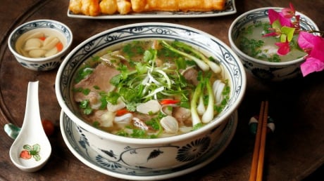 Vì sao khi ăn phở không nên húp cạn phần nước dùng trong bát?