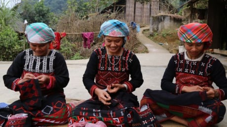 Không chỉ thoát nghèo, phụ nữ vùng cao đang học cách làm chủ cuộc sống