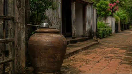 Vì sao nhiều gia đình xưa luôn có một chum nước trước cổng, có phải chỉ để đựng nước dùng?