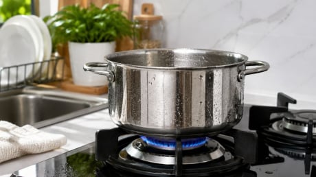 Vì sao không nên đặt nồi mới rửa xong lên bếp gas? Thói quen nhỏ nhưng có thể khiến nồi nhanh xuống cấp