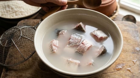 Tại sao nên ngâm cá trong nước vo gạo trước khi nấu?