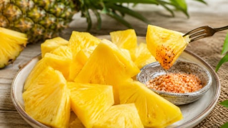 Vì sao nên ăn dứa chấm muối?
