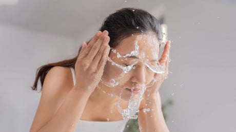 Rửa mặt hay tẩy tế bào chết trước? Chuyên gia hướng dẫn quy trình đúng để da sạch khỏe và hạn chế kích ứng