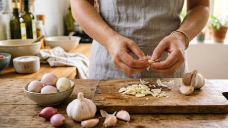 Mẹo khử mùi hôi của hành tỏi bám trên tay khi nấu ăn