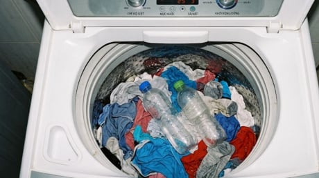 Vì sao nhiều nhà thích cho 2 chai nhựa rỗng vào máy giặt khi giặt đồ?