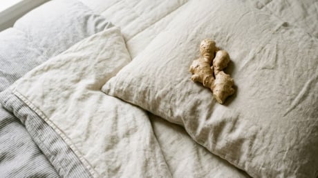 Đặt gừng cạnh gối trước khi ngủ: Biết lợi ích, nhiều người muốn làm theo