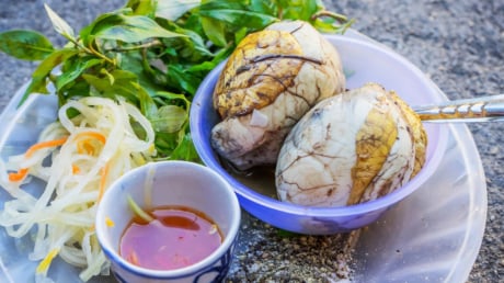 Ăn trứng vịt lộn vào buổi sáng hay buổi tối tốt hơn?