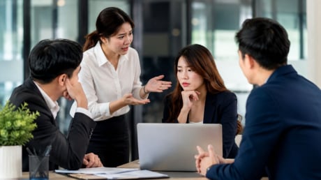 Giao tiếp kiểu này ở công sở khiến người Giỏi cũng khó thăng tiến, càng nói càng dễ mất điểm