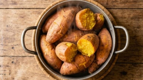 Luộc khoai thêm thứ này, khoai thơm ngon, ngọt lừ