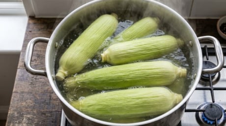 Mẹo luộc ngô mềm ngọt, không cần thêm đường