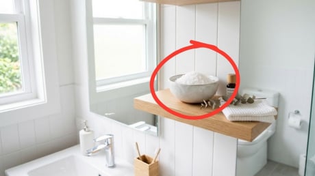 Vì sao nên đặt bát muối trắng trong nhà vệ sinh?