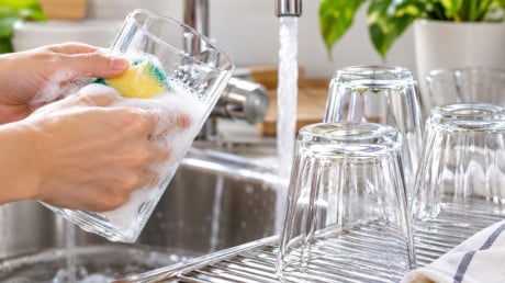 Mẹo rửa bát, cốc chén thủy tinh không bị đọng vệt trắng