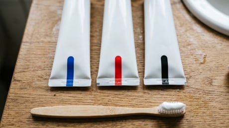 Sự thật về các vạch màu ở đáy tuýp kem đánh răng