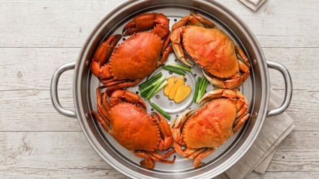Hấp cua ghẹ, nên cho nguyên liệu vào nồi khi từ lúc nước lạnh hay phải chờ nước sôi?