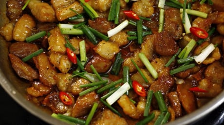 3 lý do nên thêm hành vào món thịt rang cháy cạnh