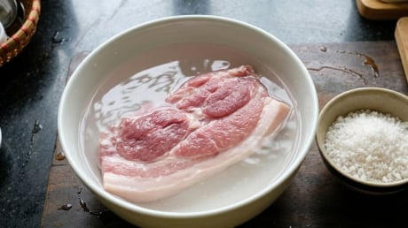 Vì sao nên ngâm thịt trong nước muối trước khi nấu?