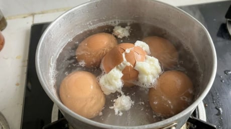 Cách luộc trứng không bị nứt vỏ, lòng trắng và lòng đỏ không bị trào ra ngoài