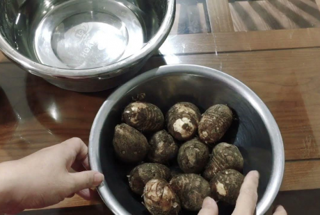 Cách gọt khoai sọ không bị ngứa râm ran bàn tay