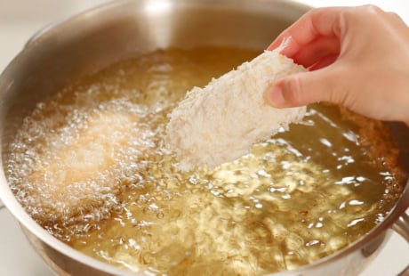 3 mẹo của đầu bếp thông minh giúp chiên cá rán thịt vàng giòn ngon, không văng bắn dầu nhờ thứ này