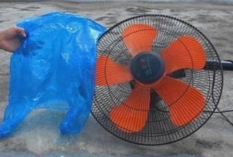 Dùng túi nilon vệ sinh quạt sạch bóng không cần tháo khung – mẹo hay ai cũng nên biết