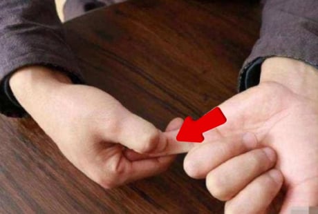 Tổ Tiên nói: ‘Ngón tay út vượt qua 3 tầng, về già chẳng lo cơm ăn áo mặc’, 3 tầng đó là gì?