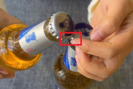Mở nắp chai bia không cần dụng cụ phức tạp, nhắm vào điểm nhỏ này là mở ngon ơ