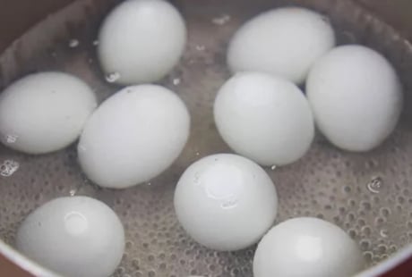 Luộc trứng vịt lộn cho thêm thứ nước này vào trứng sẽ không còn tanh và ngon hơn hẳn