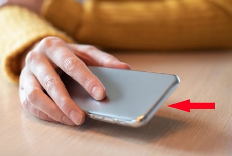 Úp màn hình điện thoại khi đặt xuống bàn, đừng lật ngửa: Biết lý do ai cũng làm theo